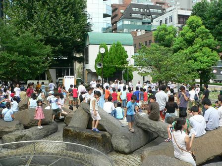 箱崎公園に集まったお子さん達（とその親御さん達、ついでに見物客？）